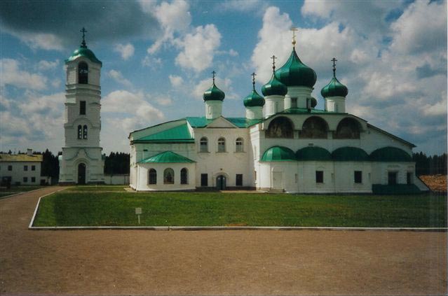 Pyhän Kominaisuuden luostari heinäkuussa 2003.(Kuva ©: Paavo Nieminen)