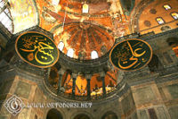 Hagia Sofia on laitettu seinille islamilaisia symboleja (kuva © Hannu Pyykkönen)