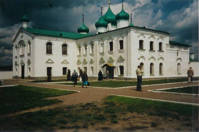 Pyhän Kominaisuuden luostarin aluetta heinäkuussa 2003.(Kuva ©: Paavo Nieminen)