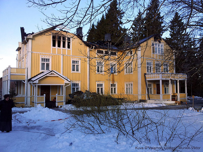 <center>Valamon luostarin päärakennus tulipalon 18.2.2012 jälkeen.(Kuva © Valamon luostari / Munkki Viktor)